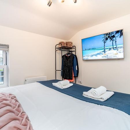 Town Center Apartment With 55” Smart Tv+Netflix Andover Exteriér fotografie