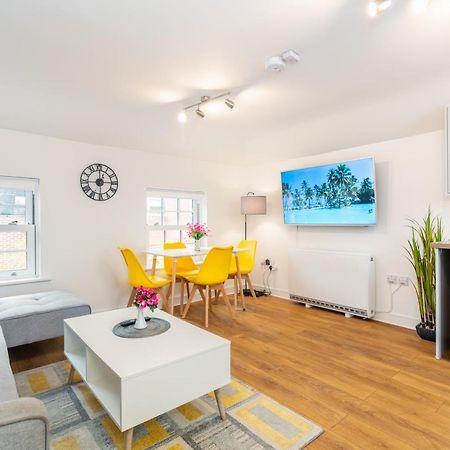Town Center Apartment With 55” Smart Tv+Netflix Andover Exteriér fotografie