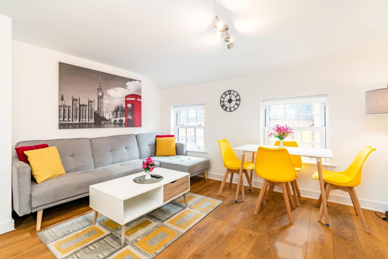 Town Center Apartment With 55” Smart Tv+Netflix Andover Exteriér fotografie