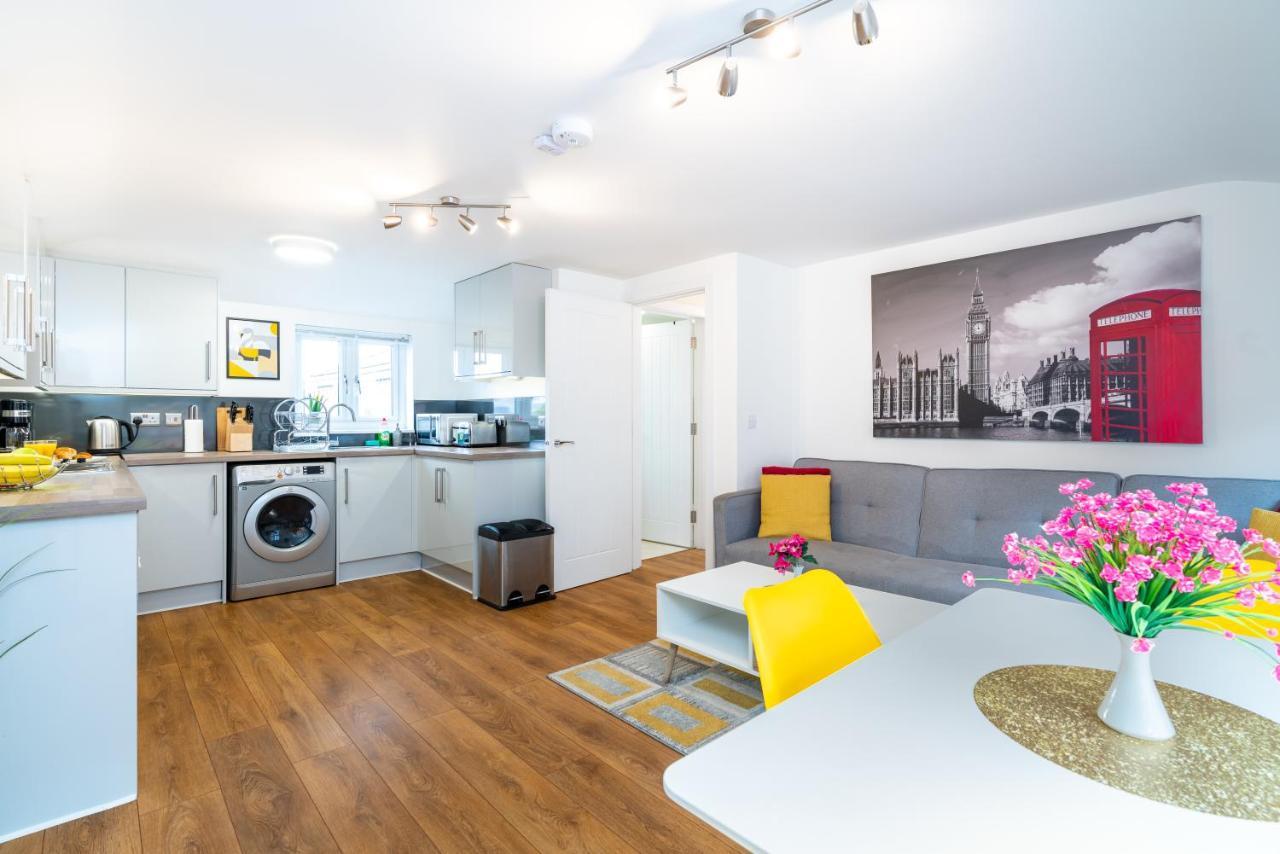Town Center Apartment With 55” Smart Tv+Netflix Andover Exteriér fotografie